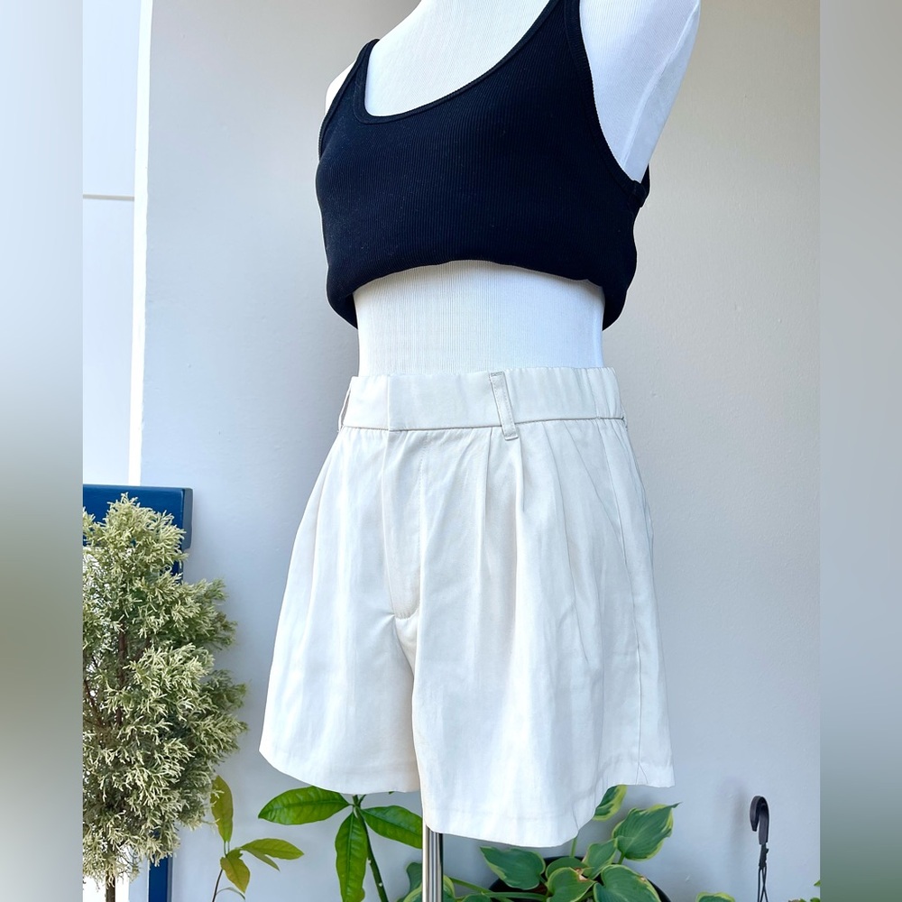 🌿 Zara Flowy Classy Shorts with Pleats and Side Pockets in Ecru/ Off- White, M